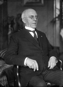 835571 Portret van ds. dr. J.D. (Jan Daniel) de Lind van Wijngaarden, geboren Zevenbergen 2 februari 1862, Hervormd ...